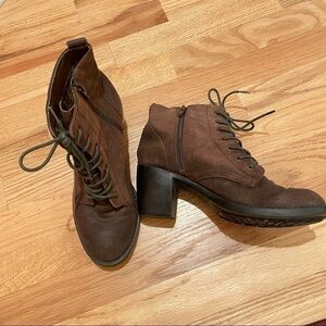 Zodiac brown suede lace up side zip ankle bootie with stacked heel 6.5